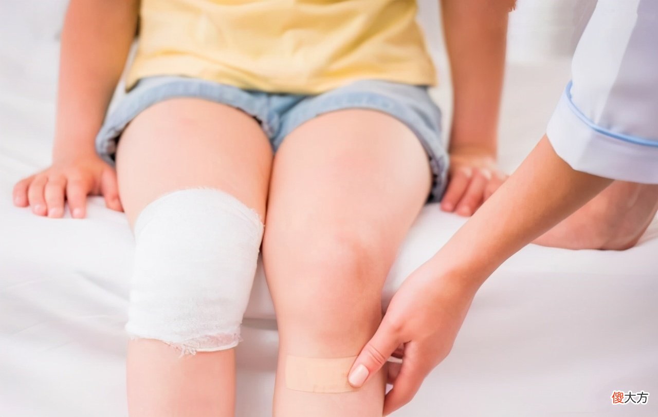 爱“抖腿”和不“抖腿”的孩子,长大后腿型差距明显,要及时纠正