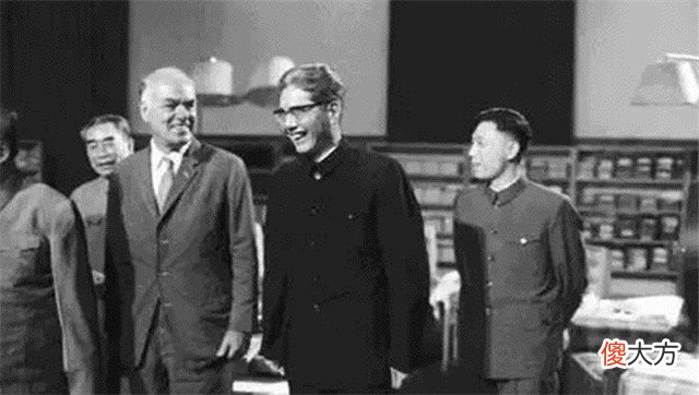 【历史故事】新中国第一代外交官乔冠华：为何晚年官场屡屡失意？最后郁郁而终