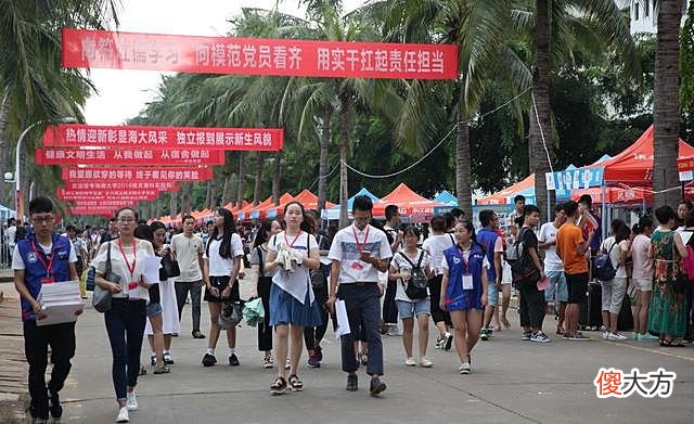 大一新生开学，父母满怀不舍为孩子送行，却发现了难以接受的一幕