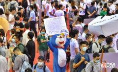 大一新生开学，父母满怀不舍为孩子送行，却发现了难以接受的一幕