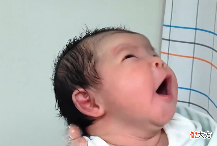 小婴儿专心“掰手指”，表情有些淡淡的忧伤，是在算挨训几次吗？