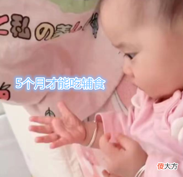 小婴儿专心“掰手指”，表情有些淡淡的忧伤，是在算挨训几次吗？