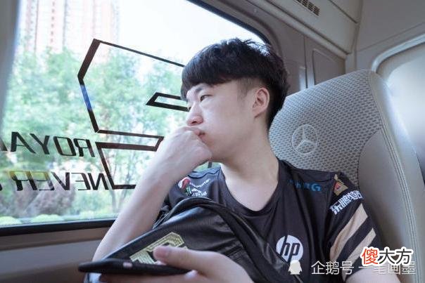 【游戏迷】RNG转会期再现离谱操作，小虎化身工具人，新赛季将重返中路