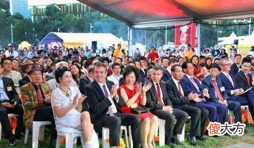【时尚一点】刘晓庆的蕾丝白裙，简简单单的百搭性真足够强