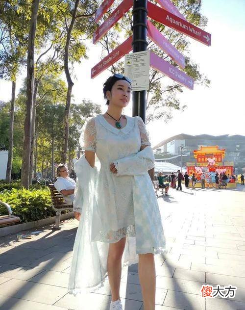 【时尚一点】刘晓庆的蕾丝白裙，简简单单的百搭性真足够强