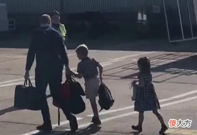 三小只旅行记:乔治夏洛特卖劲拎包;路易最欢乐,只顾卖萌就够了