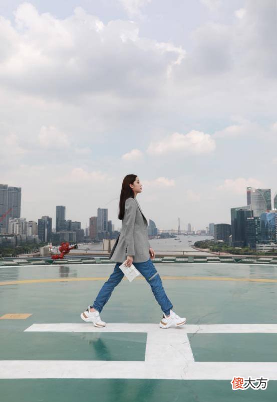 【时尚一点】欧阳娜娜的清新时尚穿搭,清爽别致的运动鞋