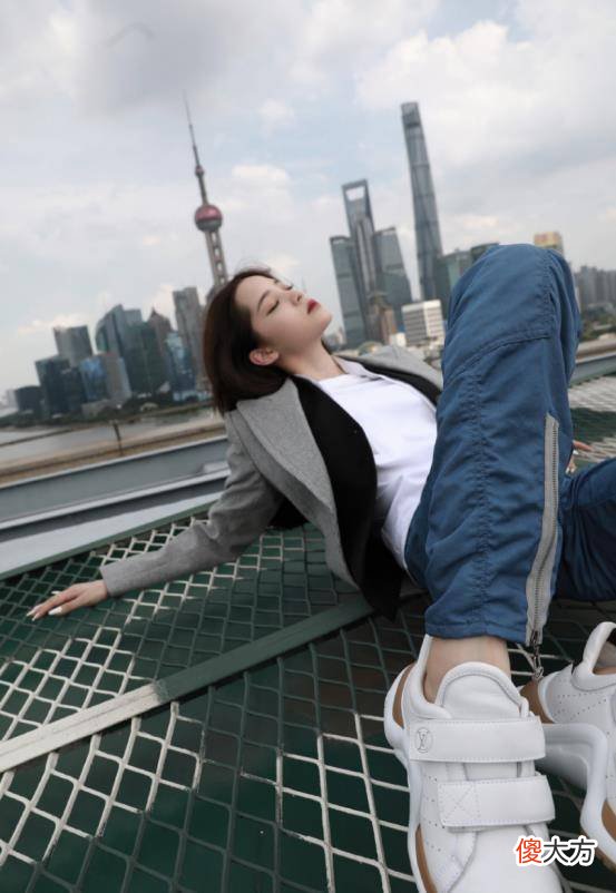 【时尚一点】欧阳娜娜的清新时尚穿搭,清爽别致的运动鞋