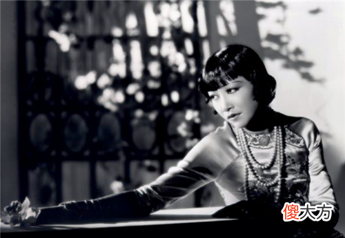 【爱历史】民国名媛珍贵老照片：严幼韵颜值堪比明星，穿婚纱的蒋英美若天仙