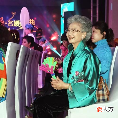 90岁“青春奶奶”走红,帅气孙子只能当绿叶,网友:美不输小花