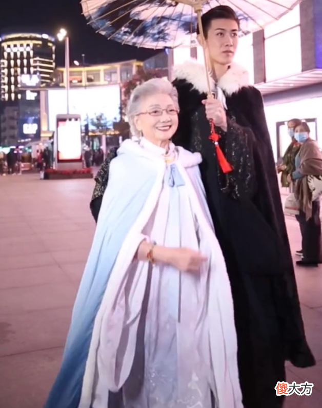 90岁“青春奶奶”走红,帅气孙子只能当绿叶,网友:美不输小花