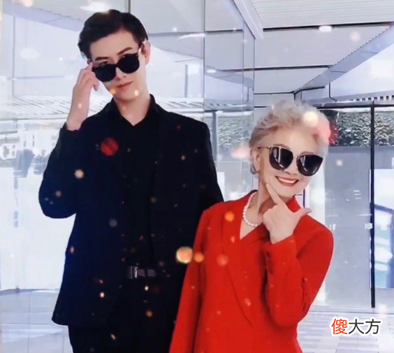 90岁“青春奶奶”走红,帅气孙子只能当绿叶,网友:美不输小花