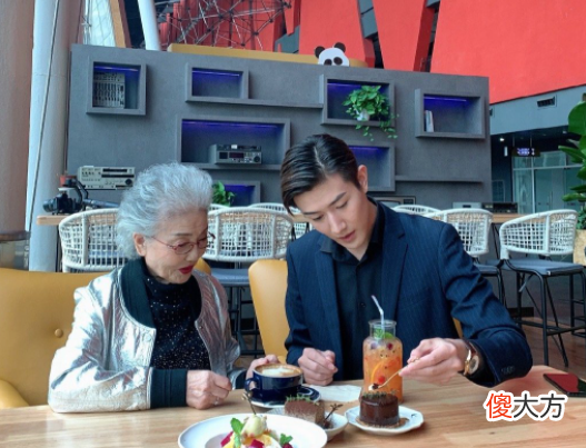 90岁“青春奶奶”走红,帅气孙子只能当绿叶,网友:美不输小花