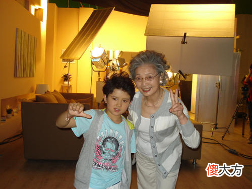 90岁“青春奶奶”走红,帅气孙子只能当绿叶,网友:美不输小花