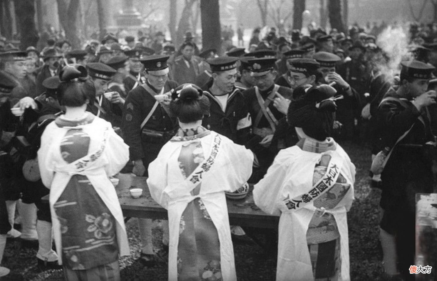 【爱历史】二战日本女性多疯狂？妻子自杀让丈夫打仗，丈夫下令杀我国3000人
