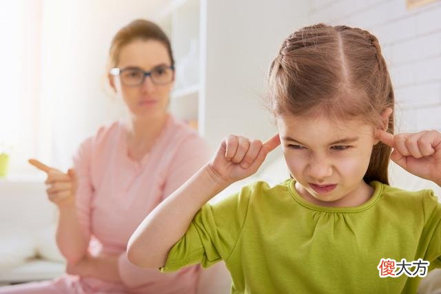 打压式教育可能会适得其反，如何把握尺度？“拍球效应”了解一下
