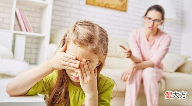 打压式教育可能会适得其反，如何把握尺度？“拍球效应”了解一下