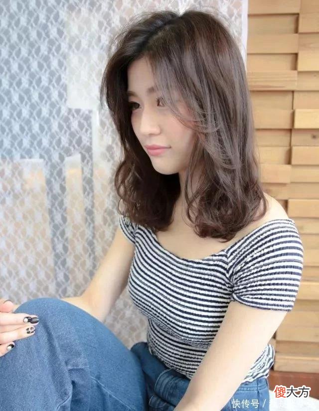 【就爱时尚】女人上了年纪，头发只能越来越短吗？推荐4款齐肩卷发，洋气减龄