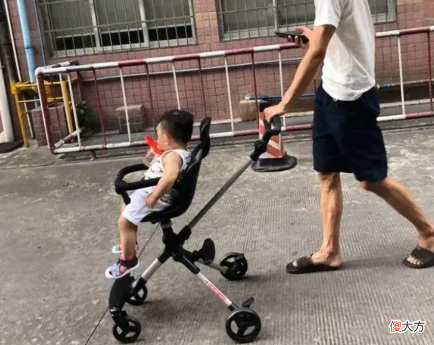宝妈在餐厅给孩子换带有臭臭的尿片，被质疑后回怼：你可以不看