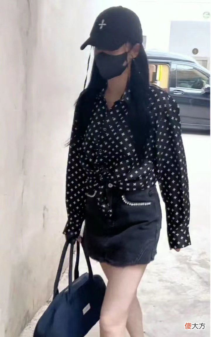 【时尚一点】白鹿上班穿搭,蓝色印花衬衫配黑色牛仔裤裙,简单随性的甜酷风