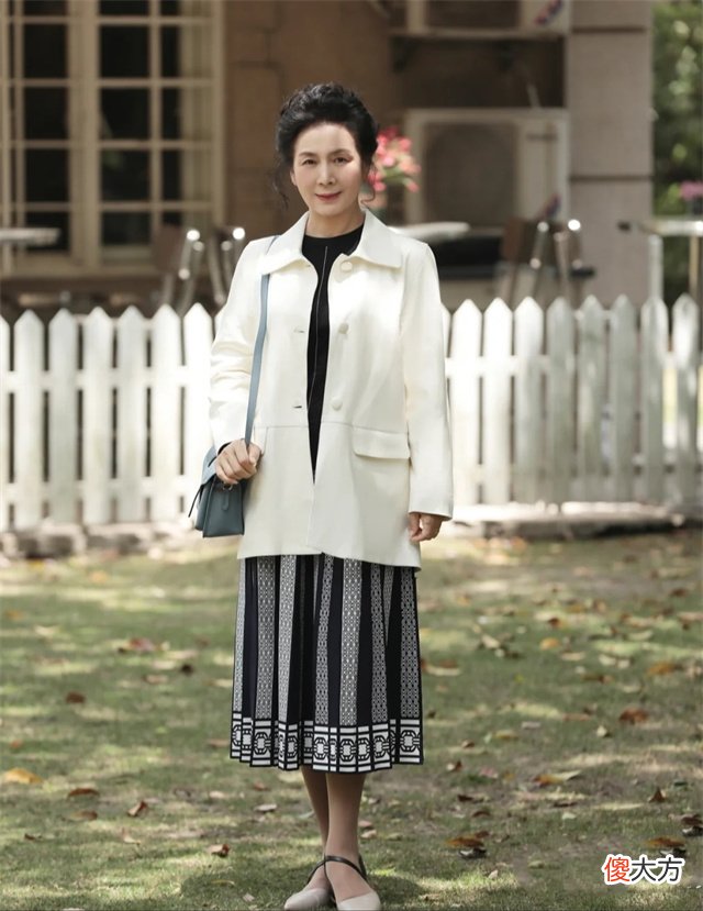 【时尚一点】这才是60岁女人该有的打扮：衣要宽、裙要长、发要短，优雅又得体