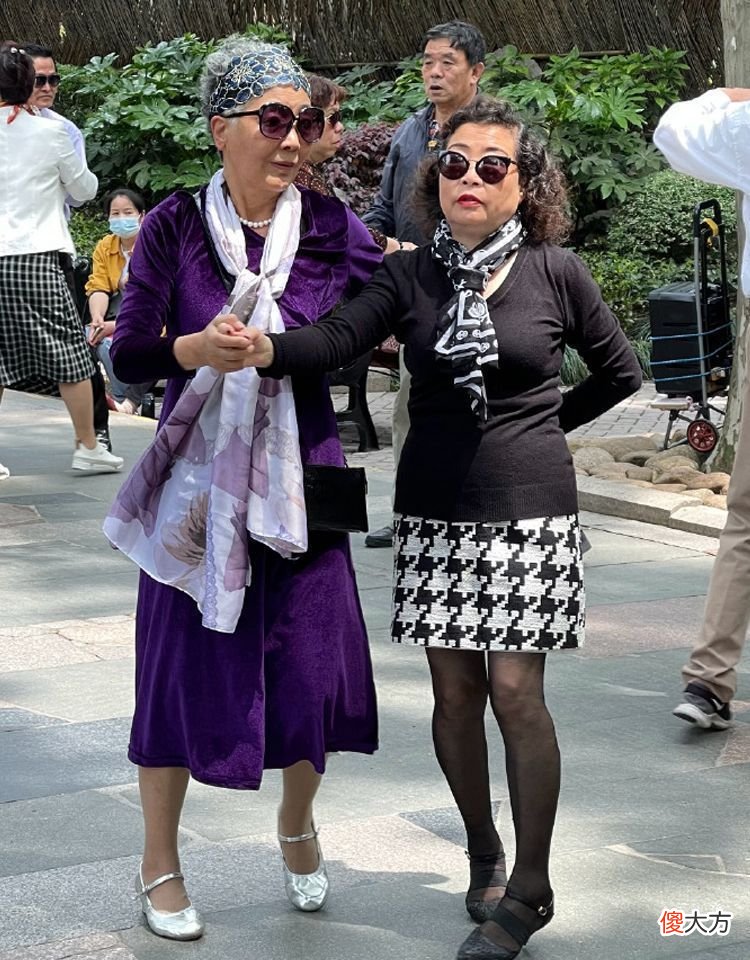 【时尚一点】为什么上海奶奶不喜欢丝巾，却更爱戴帽子？对比穿搭后，你就懂了