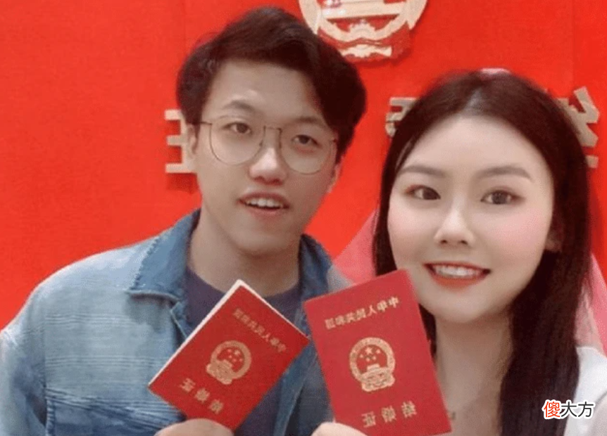90后小伙甩出“天生一对”结婚证，登记人员愣了：是我眼花了？