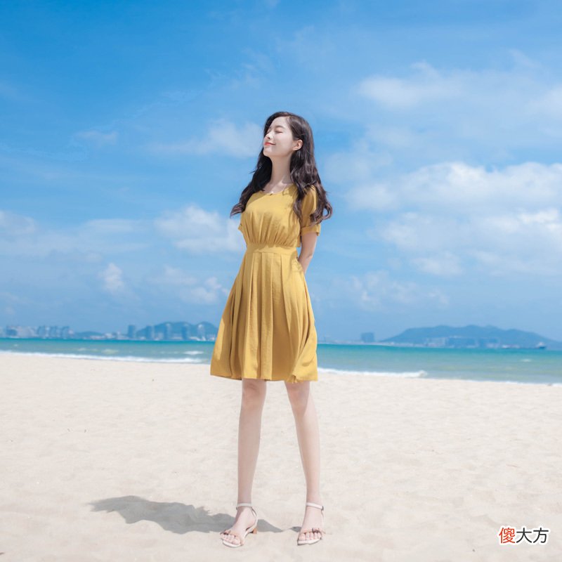 【就爱时尚】会穿“连衣裙”的女人，都擅长在4个位置“留白”，想不好看都难