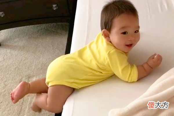 宝宝睡醒要不要马上抱起来？新手爸妈别做错，妨碍孩子脑部发育