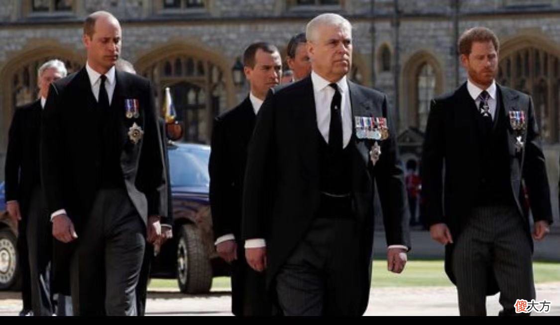 【历史故事】凯特佩戴项链有特殊意义支持女王,葬礼后威廉凯特哈里三人亲密同框终交流,亲王头衔将给小儿子