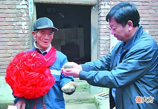 【爱历史】农民挖到“大明元宝”5万不卖无偿上交，20年后专家：假货退还