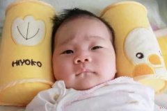 为啥老一辈人喜欢给娃“睡扁头”？孩子长大后很容易“毁颜值”