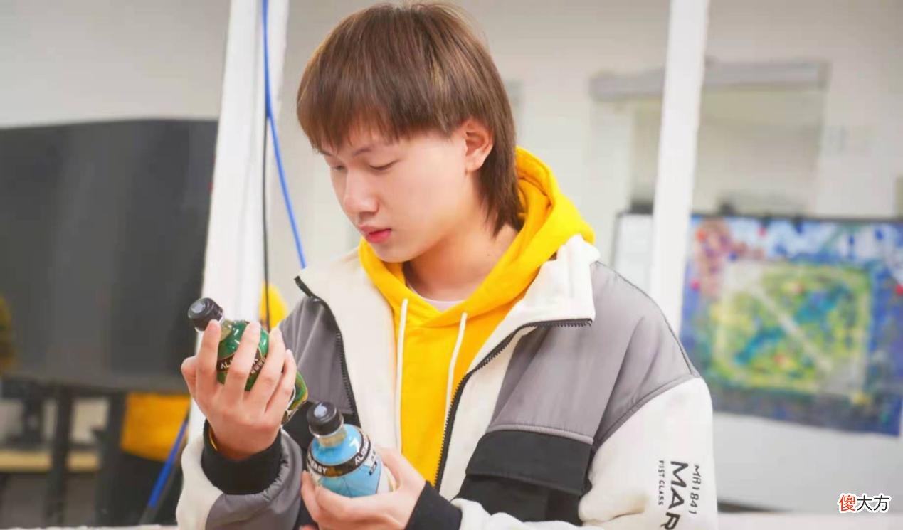 【游戏世界】QG飞牛新赛季首战获胜，英雄池发生巨大改变，运营暗讽自家老板！