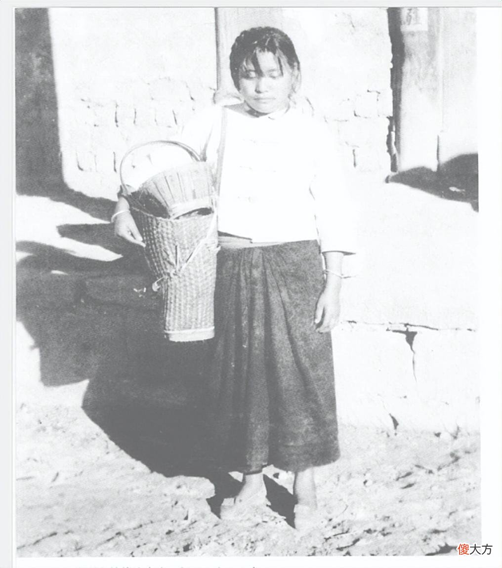 【爱历史】老照片，1937年的傣族新娘，家庭富裕，首饰繁多且精美