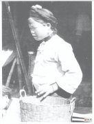【爱历史】老照片，1937年的傣族新娘，家庭富裕，首饰繁多且精美