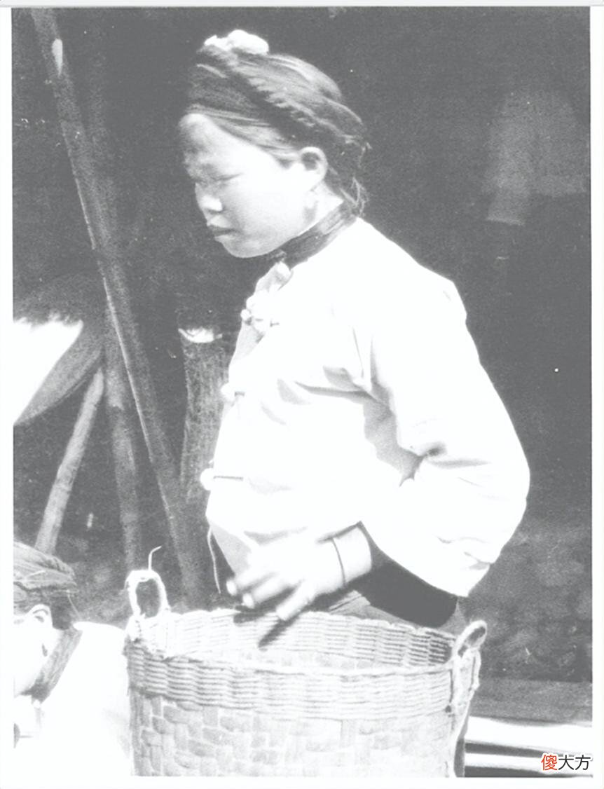 【爱历史】老照片，1937年的傣族新娘，家庭富裕，首饰繁多且精美