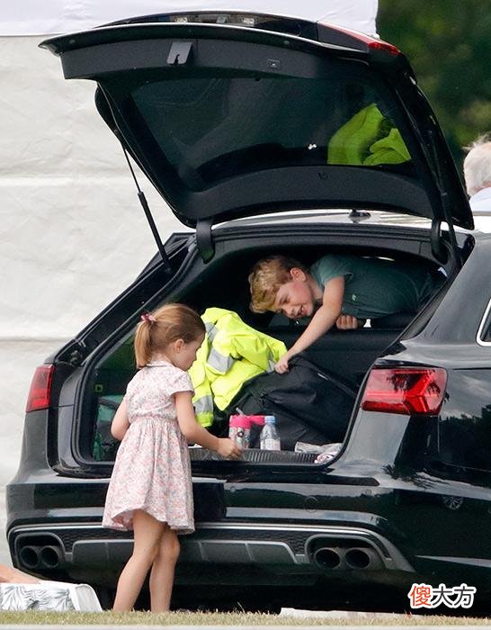 感人的手足情时刻：夏洛特照顾路易、威廉守护哈里，好暖