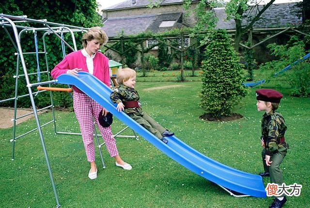 感人的手足情时刻：夏洛特照顾路易、威廉守护哈里，好暖