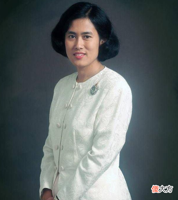 【历史故事】66岁诗琳通现身北京，光腿穿裙子，为王室辛苦43年成全泰王的风流