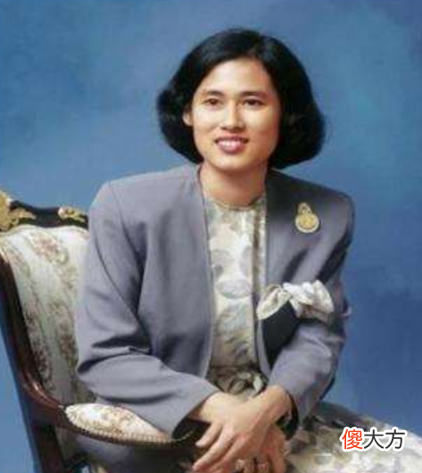 【历史故事】66岁诗琳通现身北京，光腿穿裙子，为王室辛苦43年成全泰王的风流