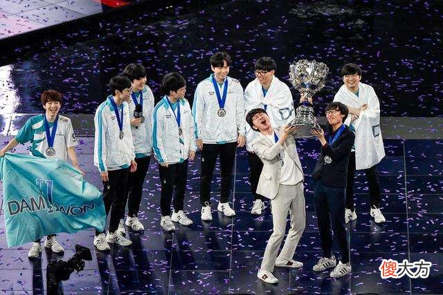 【游戏迷】英雄联盟：G2获得S赛名场面缔造者称号后，又荣获S赛冠军质检员称号
