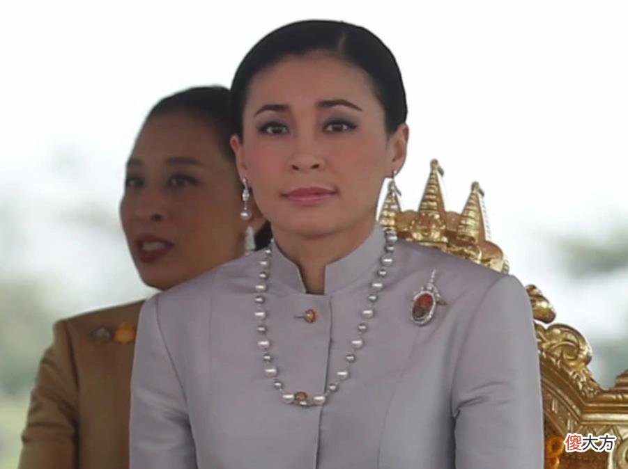 【历史故事】苏提达王后排场真大，嫡出公主都要卑躬屈膝，泰王表情略显不悦