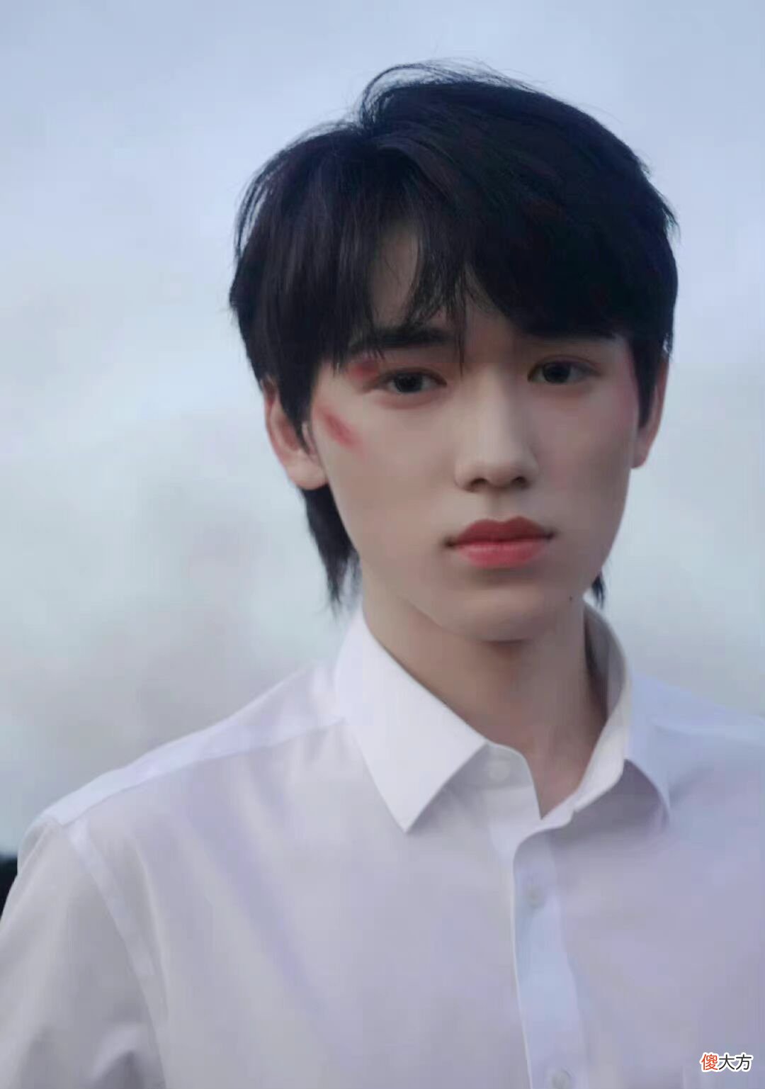【就爱时尚】宋亚轩的气质真出众，简单的白衬衫，他穿上就很有“贵族感”