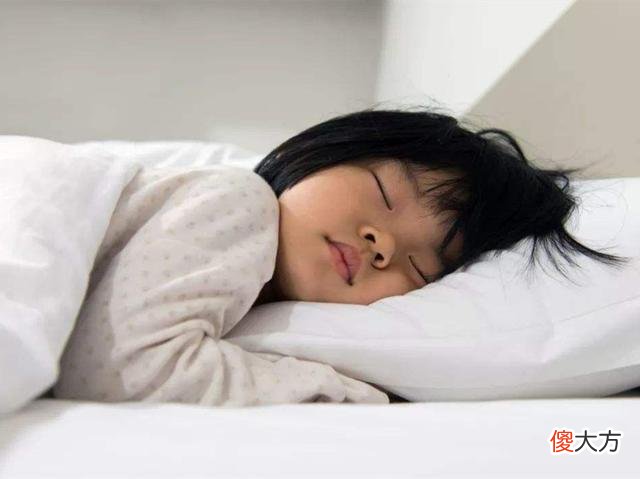 冬天用这3种方式叫孩子起床，影响长高还损伤大脑，家长要注意