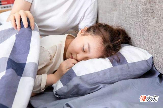 冬天用这3种方式叫孩子起床，影响长高还损伤大脑，家长要注意