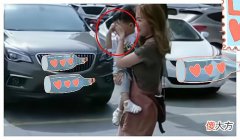 宝妈带娃刚出门，就捂住了娃的眼睛，网友笑了：当妈的都懂