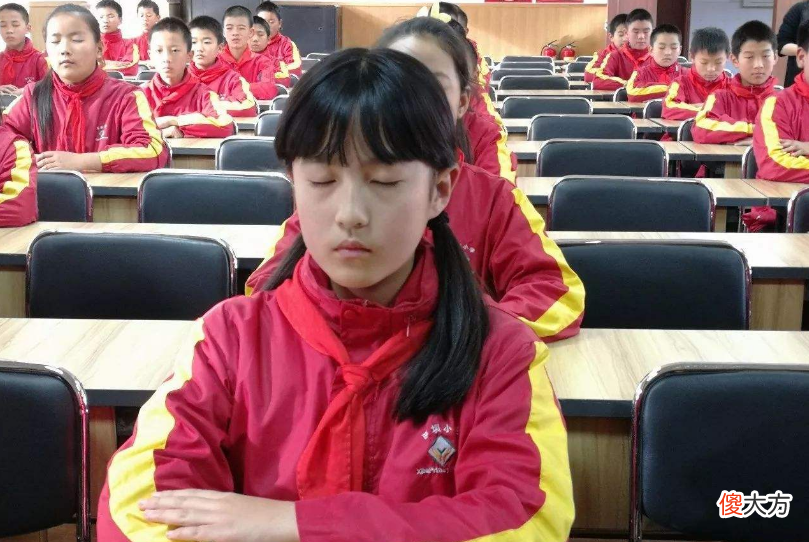 小学生做眼保健操,“神操作”频出,网友:八仙过海各显神通