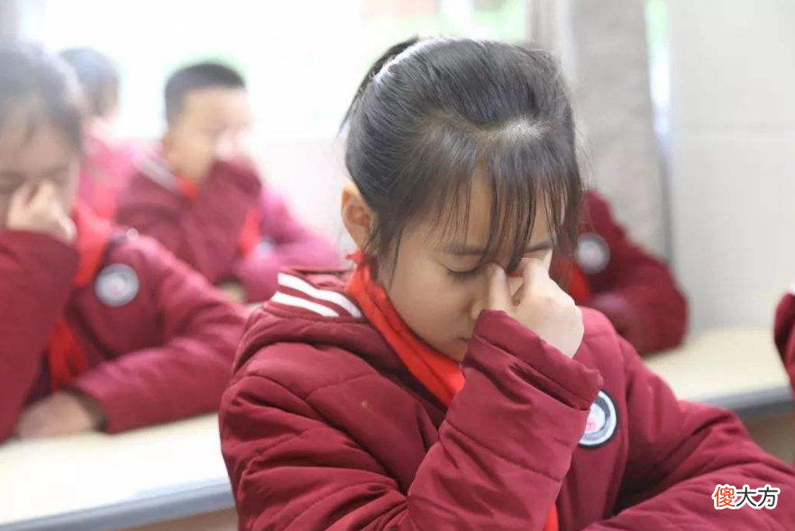 小学生做眼保健操,“神操作”频出,网友:八仙过海各显神通