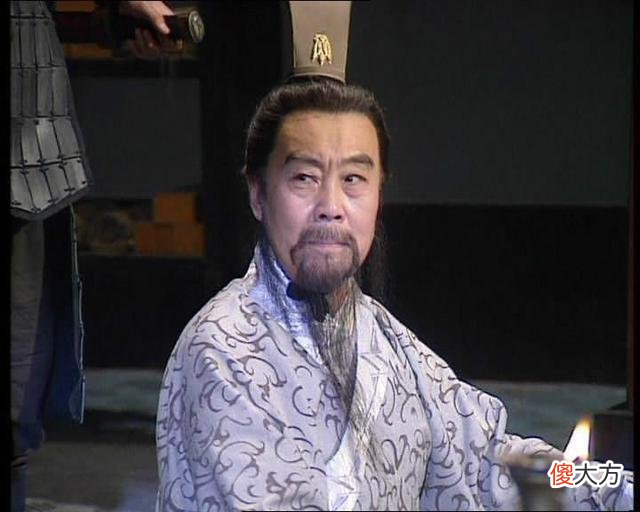【爱历史】孔融才高，曹操爱才，为什么曹操会设计害他？史书8个字说出真相