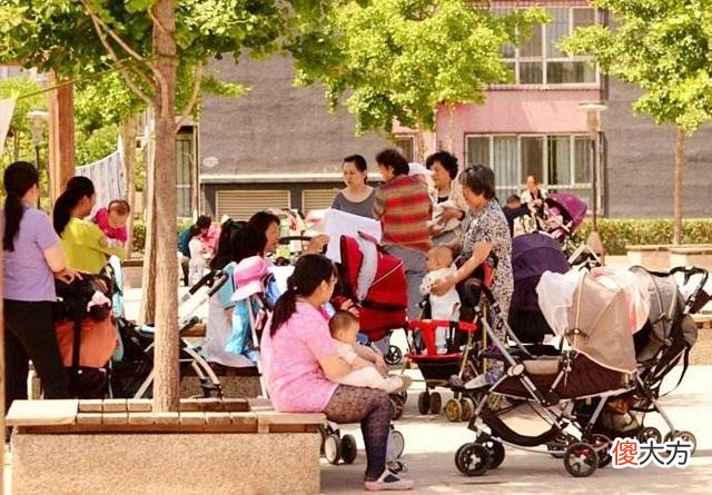 婆婆拒绝带娃，直言“谁生的谁带，我没义务！”夫妻俩听后被点醒